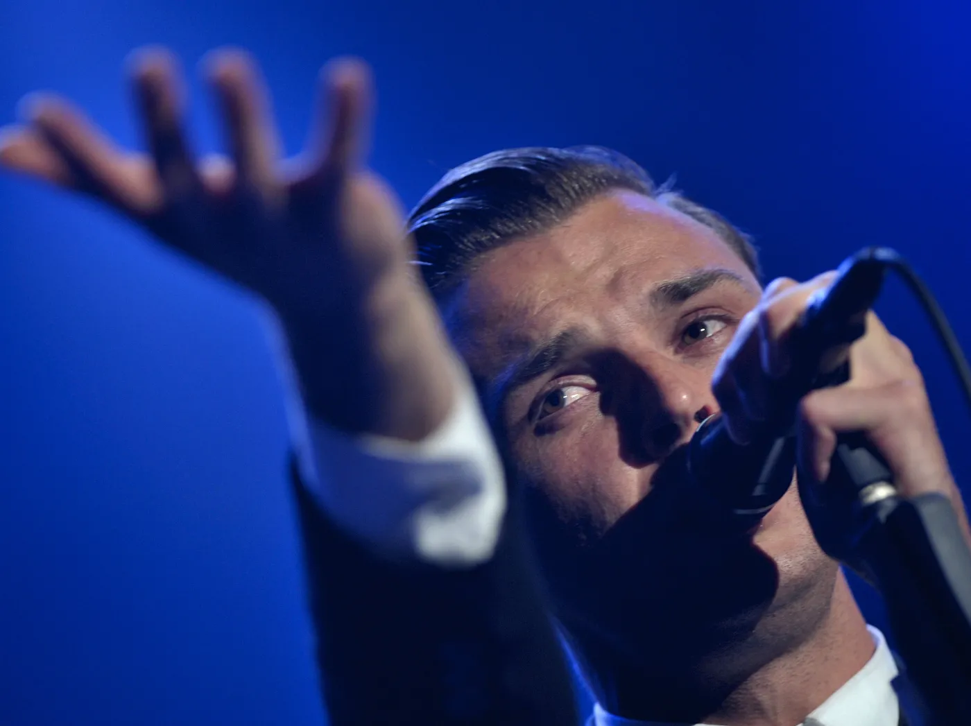 2238374-theo-hutchcraft-wokalista-brytyjskiego.jpg