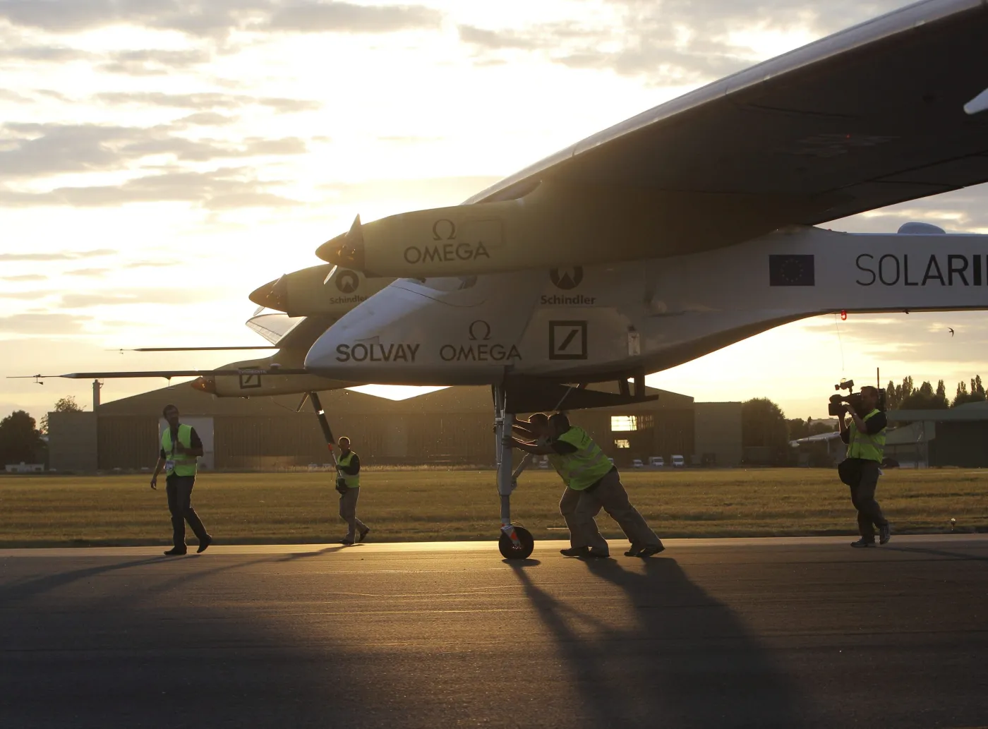 Pierwszy samolot na energię słoneczną - Solar Impulse - wylądował w Paryżu