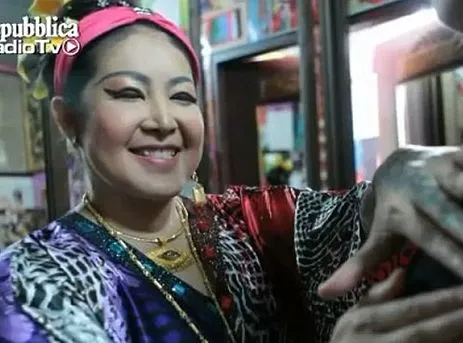 Chcesz mieć większe piersi? Daj się poklepać