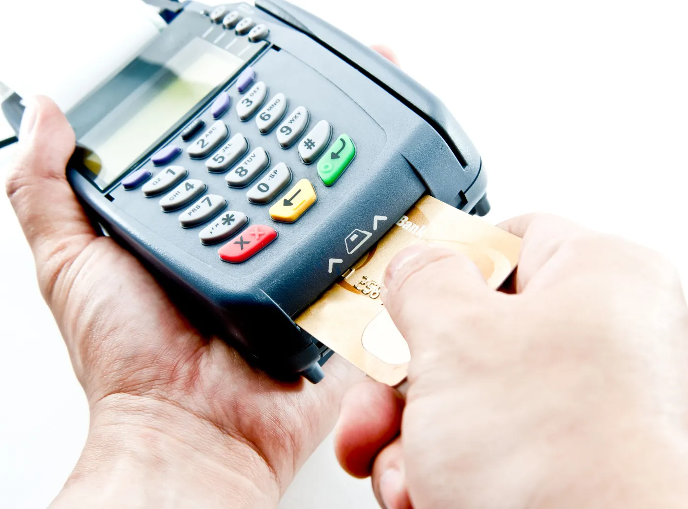 Kart używamy coraz częściej, płacimy coraz mniej