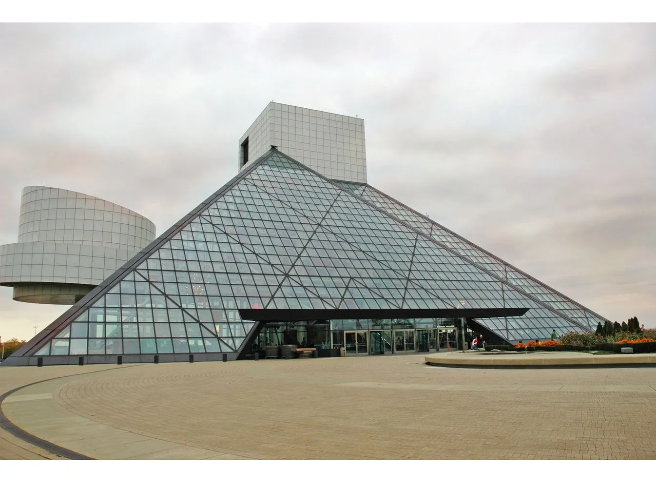 2725306-rock-and-roll-hall-of-fame-cleveland.jpg