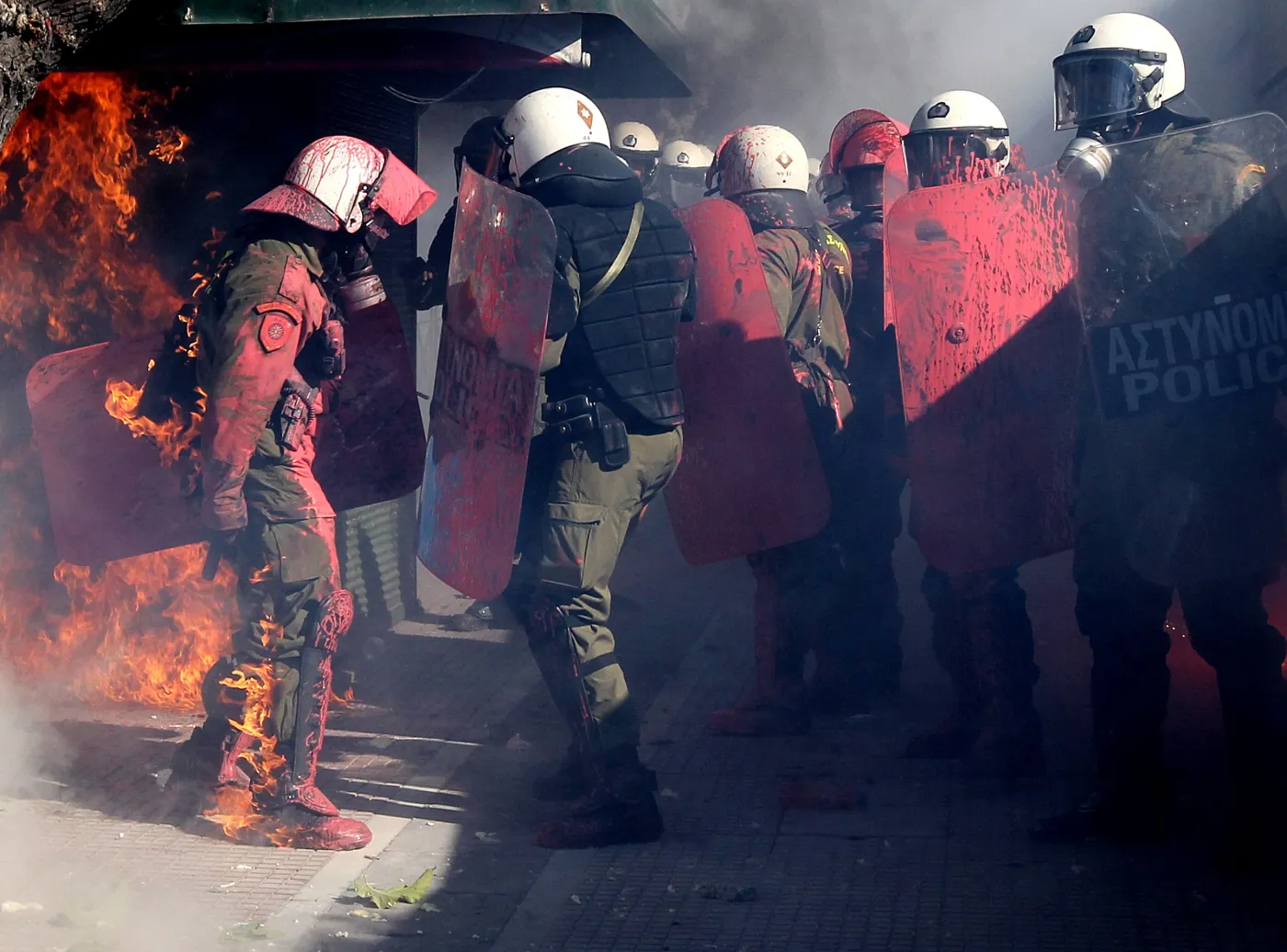 2630080-policjant-trafiony-koktajlem-molotowa.jpg