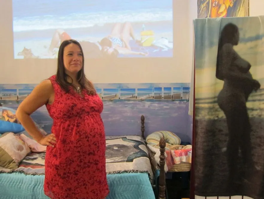 Amerykańska performerka przygotowuje się do porodu w galerii sztuki