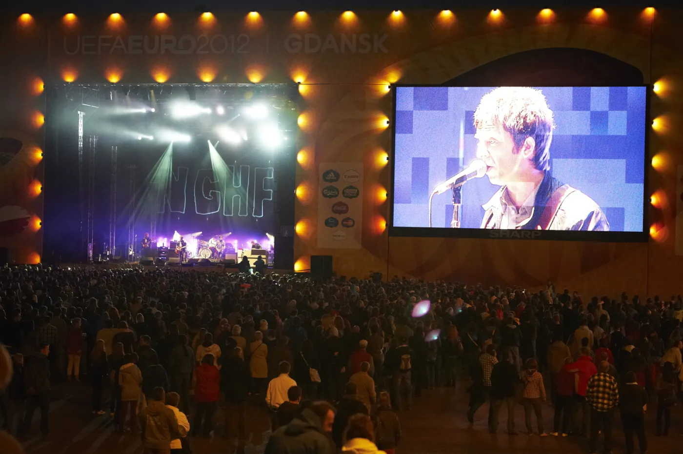 3683243-noel-gallagher-zagral-dla-euro-kibicow.jpg