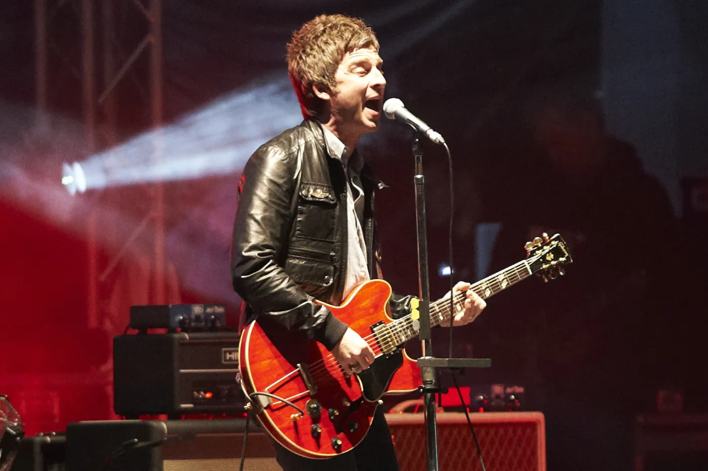 3683272-noel-gallagher-zagral-dla-euro-kibicow.jpg
