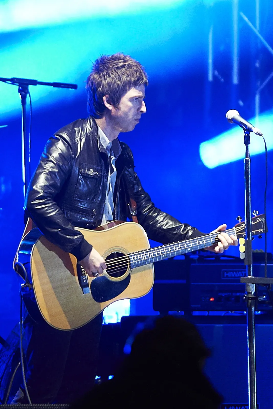 3683301-noel-gallagher-zagral-dla-euro-kibicow.jpg