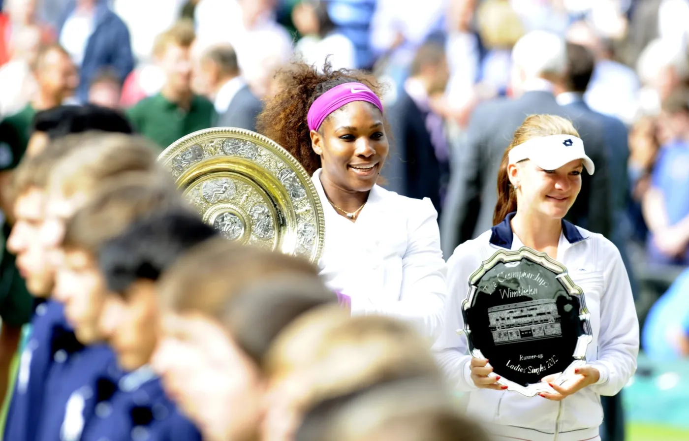 Serena Williams i Agnieszka Radwańska z trofeami za wygraną i udział w finale Wimbledonu