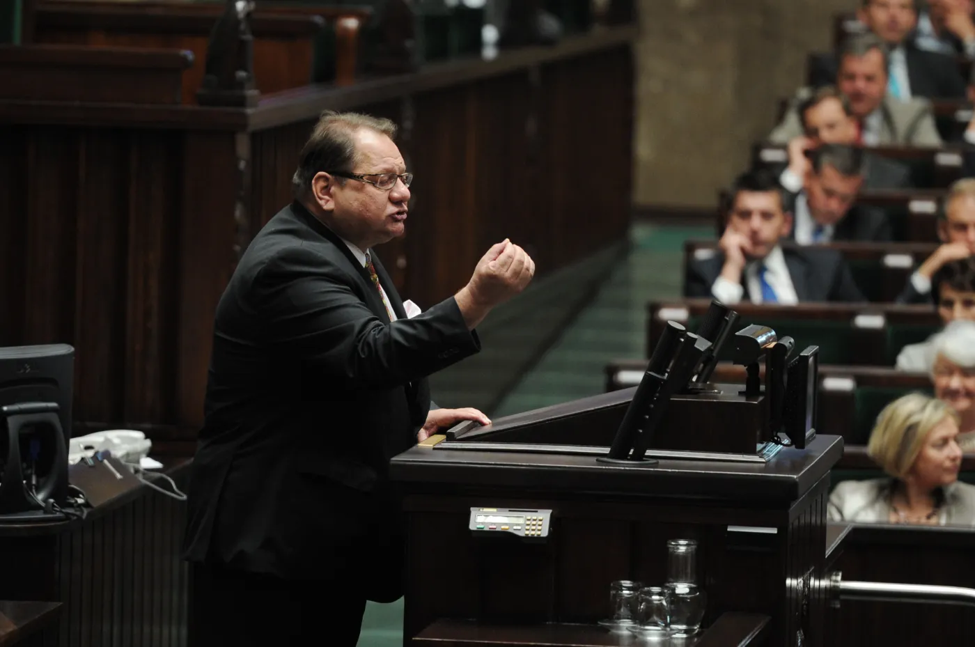 Poseł SLD Ryszard Kalisz na trybunie w Sejmie