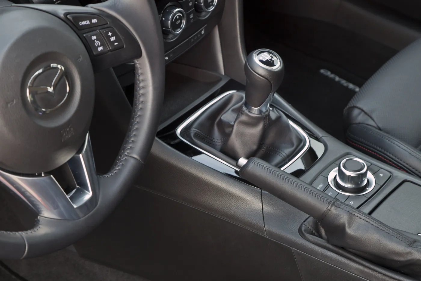 4233961-mazda6-2012-paris-interior-14-jpg300.jpg