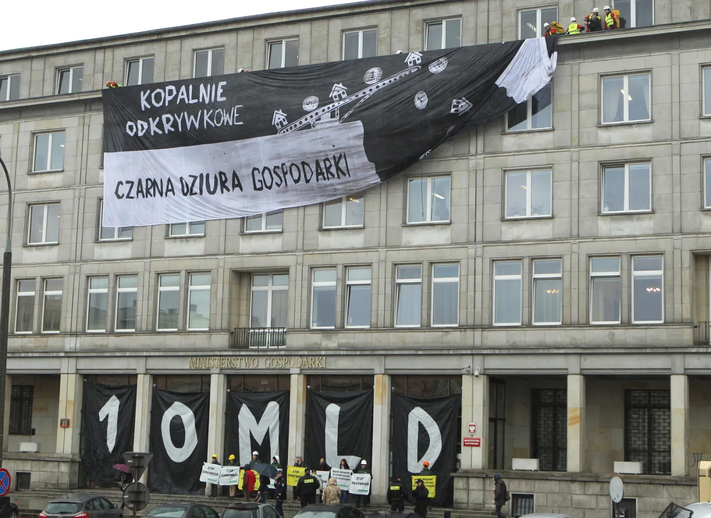 Protest Greenpeace przeciwko budowie nowych odkrywkowych kopalnii węgla brunatnego, na budynku Ministerstwa Gospodarki w Warszawie
