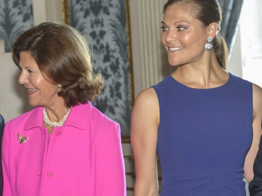 Niech się dzieje kolor! Świetne stylizacje królowej Sylwii i księżniczki Wiktorii