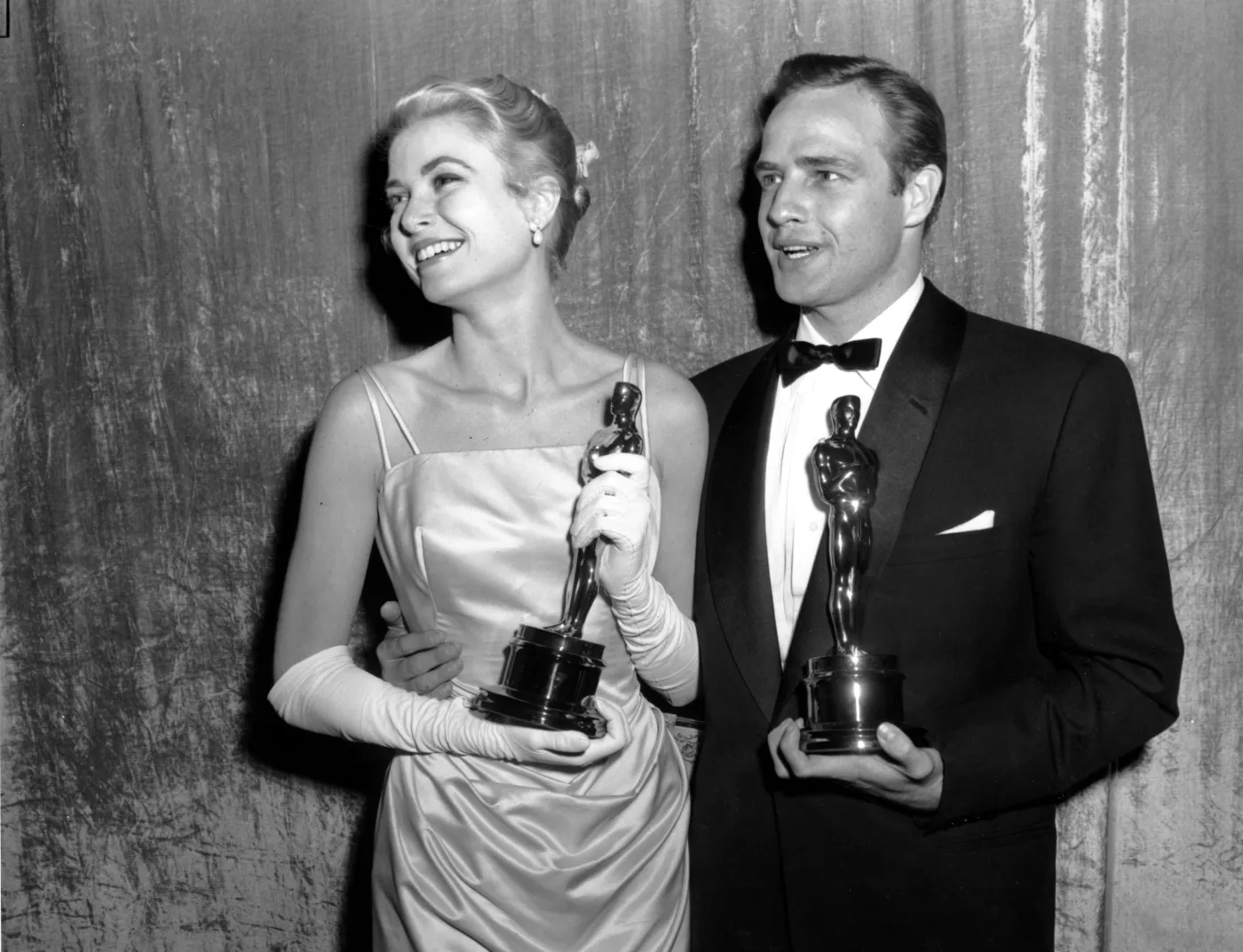 4028810-grace-kelly-i-marlon-brando-z-oscarami.jpg