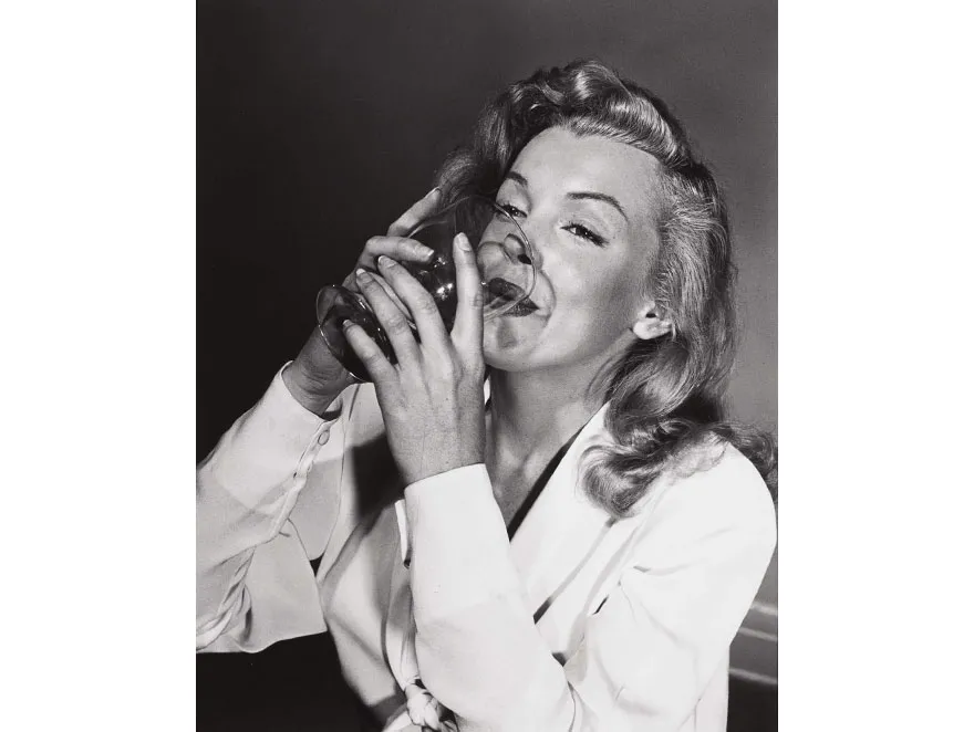 Marilyn Monroe na zdjęciu Philippe'a Halsmana: Acting Test: Marilyn Monroe drinking the most wonderful drink, 1949
