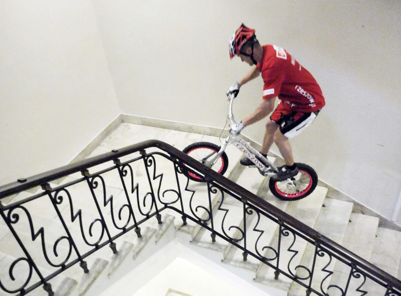 Polak "wskoczył" rowerem na najwyższy budynek Chin