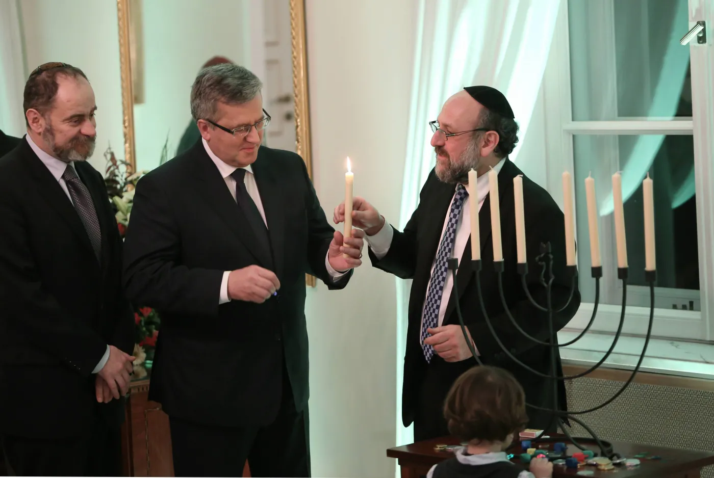 Prezydent Komorowski zapalił w Belwederze chanukowe świece