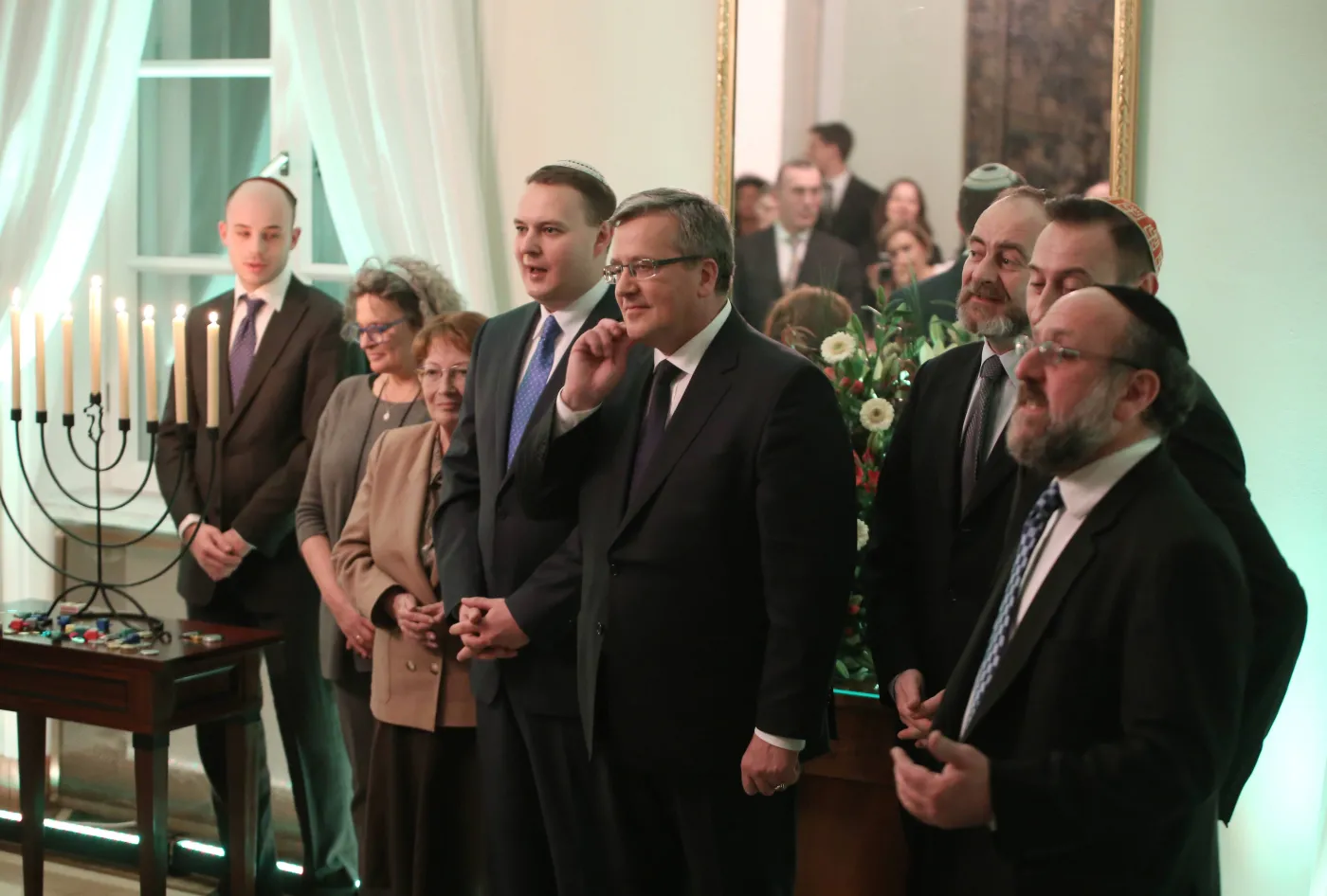5700780-prezydent-komorowski-zapalil-chanukowe.jpg