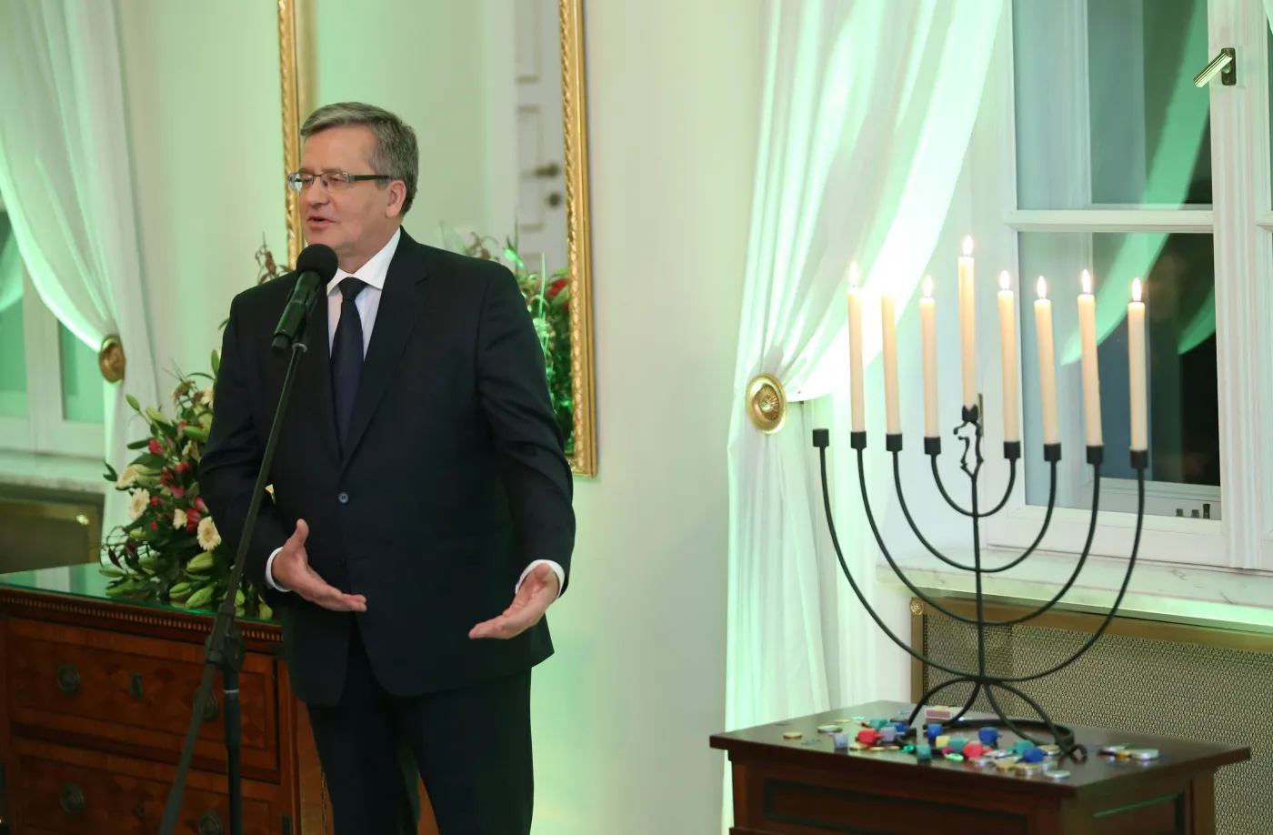 5700809-prezydent-komorowski-zapalil-chanukowe.jpg