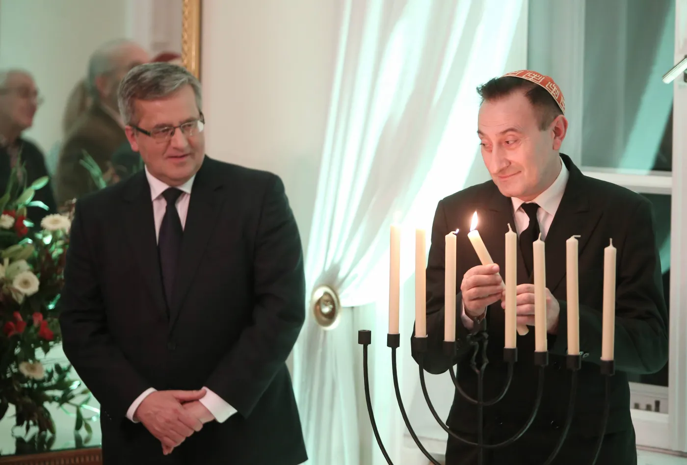 5700838-prezydent-komorowski-zapalil-chanukowe.jpg