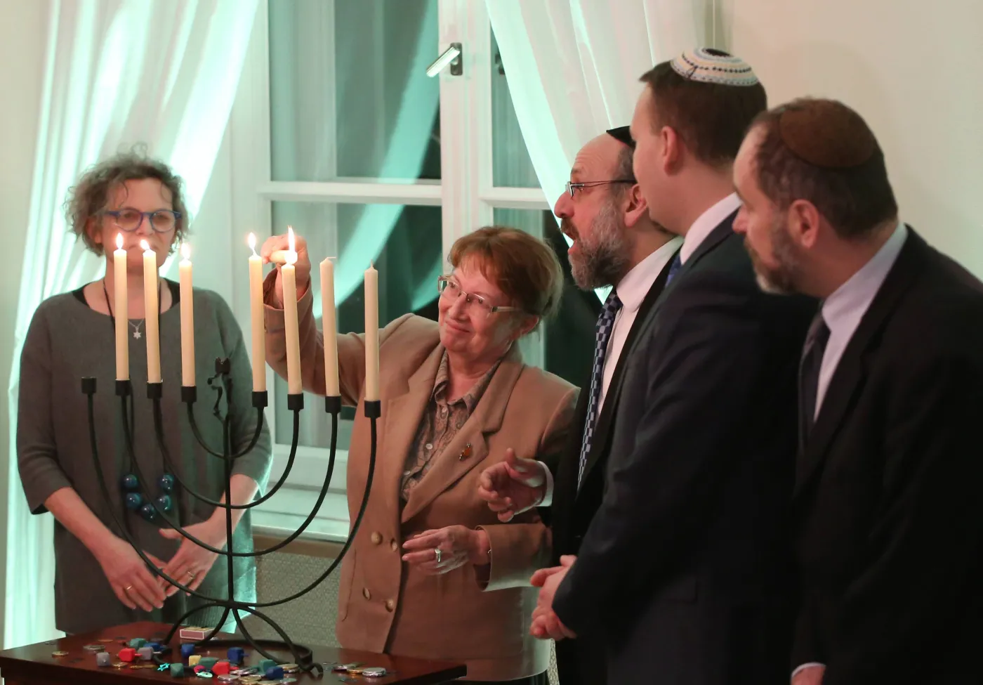 5700867-prezydent-komorowski-zapalil-chanukowe.jpg