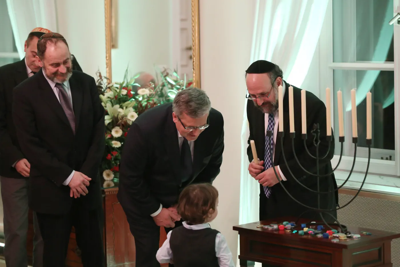 5700896-prezydent-komorowski-zapalil-chanukowe.jpg