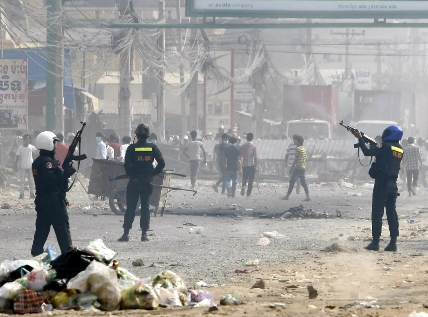 Krwawo stłumiony protest pracowników firm odzieżowych w Kambodży