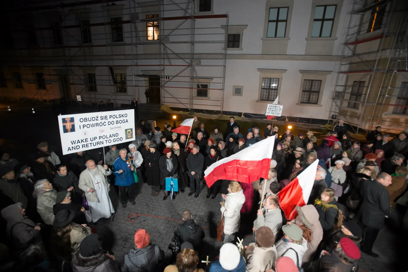 5605652-protest-w-warszawie-w-obronie-krzyza.jpg