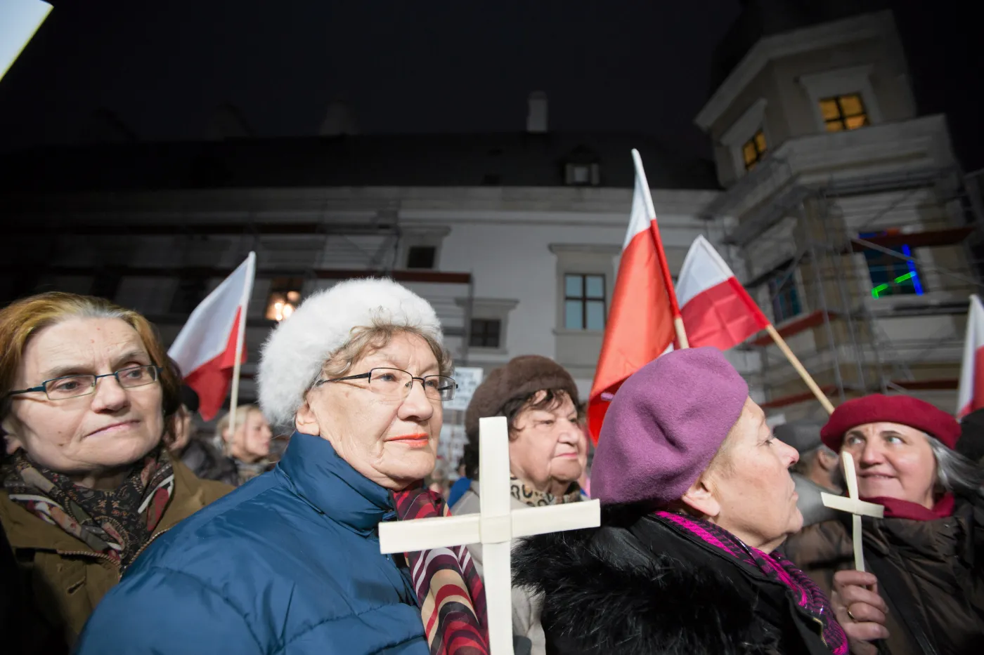 5605710-protest-w-warszawie-w-obronie-krzyza.jpg