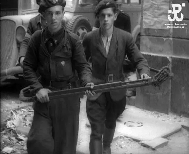 5609543-powstanie-warszawskie-1944-powstancy.jpg