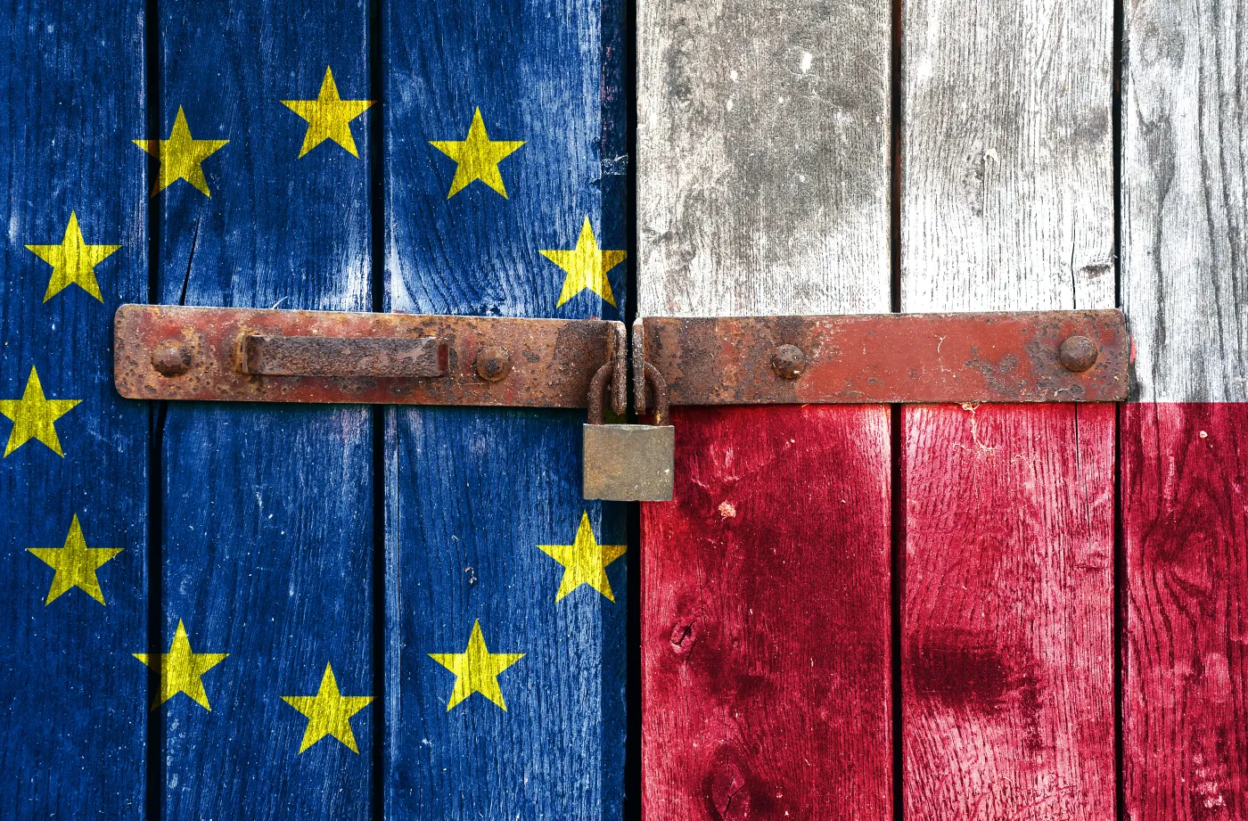 Drewniane drzwi pomalowane w kolorach flag: Unii Europejskiej i Polski