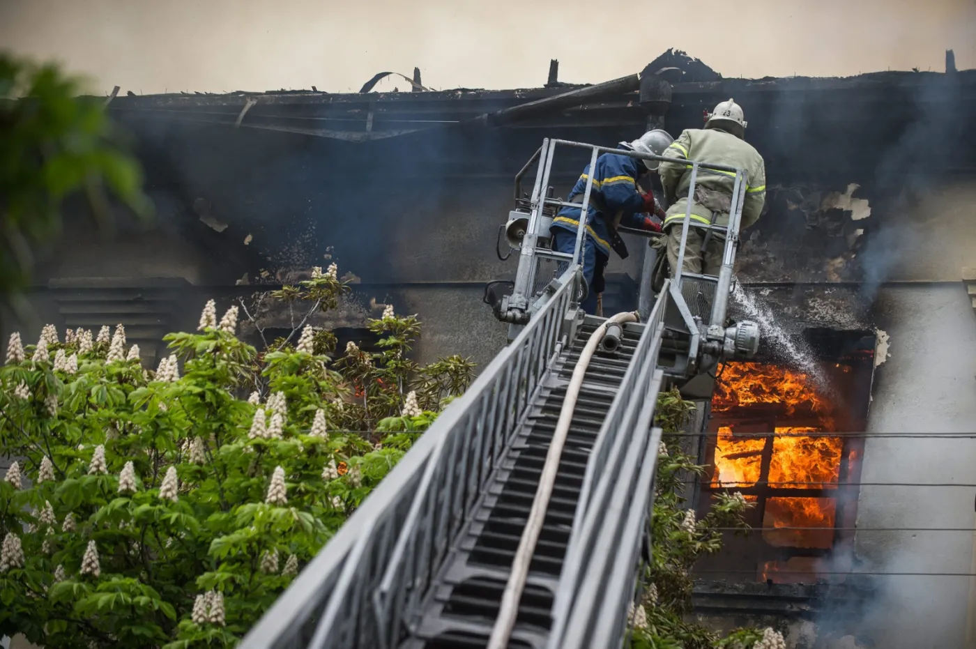 Pożar komisariatu milicji w Mariupolu na Ukrainie