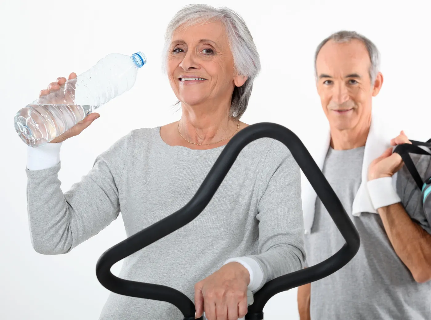 Starsza kobieta i mężczyzna uprawiają sport