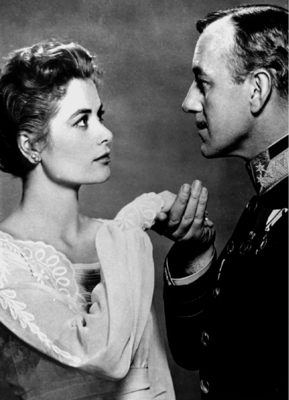 6293035-grace-kelly-i-alec-guinness-w-filmie.jpg