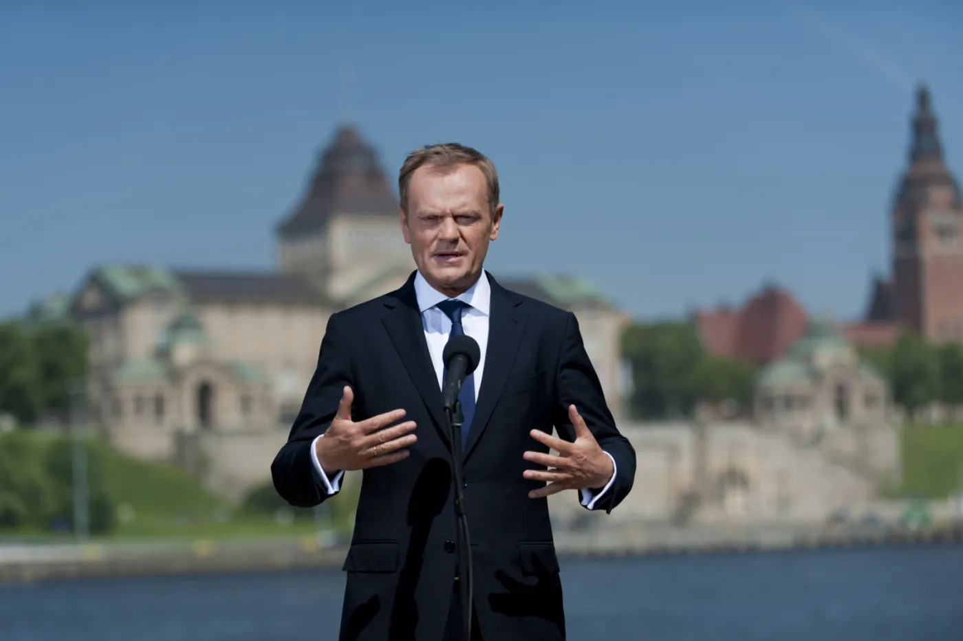  Premier Donald Tusk podczas spotkania z dziennikarzami lokalnych mediów na szczecińskim nabrzeżu Łasztownia