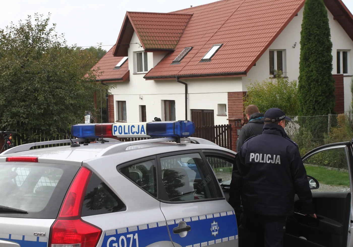 Policja przed rodzinnym domem księdza G. w podkrakowskiej miejscowości