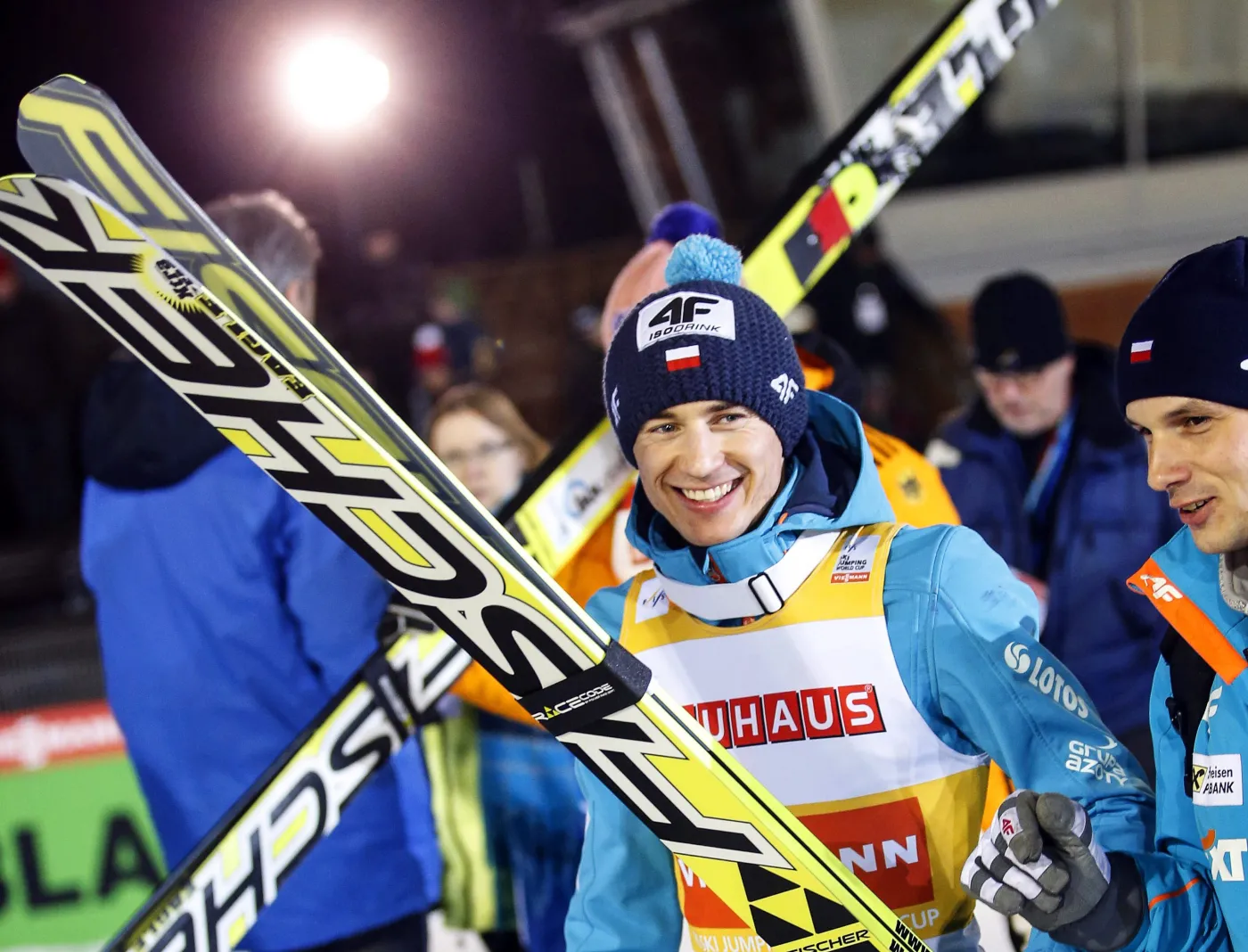 6010974-kamil-stoch-cieszy-sie-ze-zwyciestwa.jpg