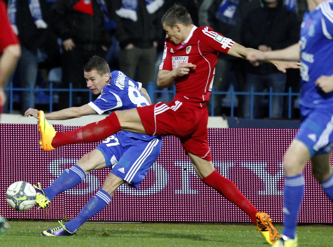 Piłkarz Ruchu Chorzów Jakub Kowalski (L) blokowany przez Krzysztofa Króla (P) z Piasta Gliwice