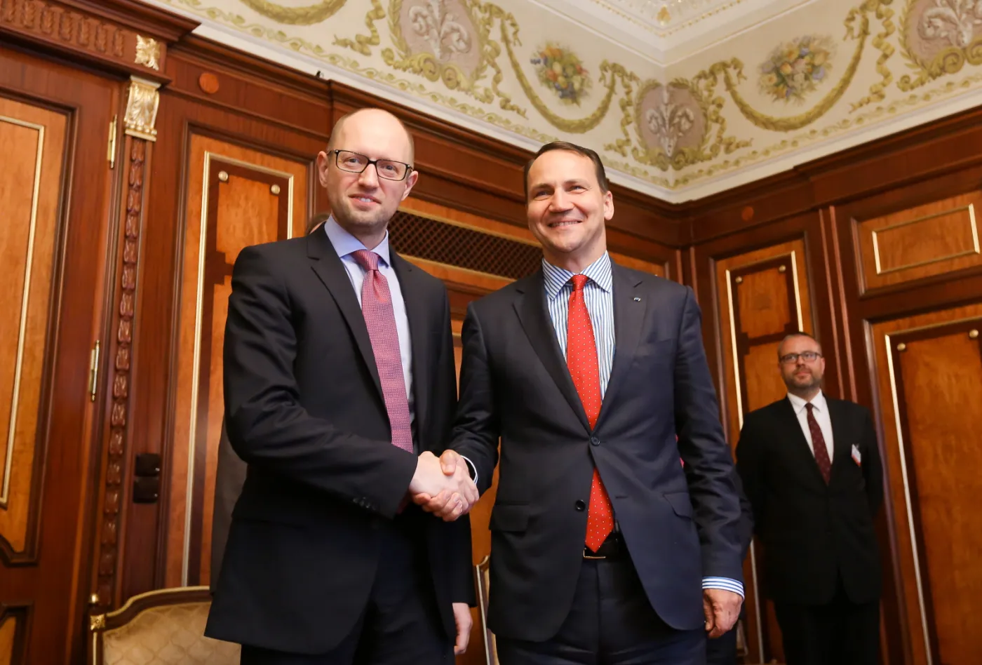 Sikorski wraca na Ukrainę. "Konflikt przerodził się w wojnę"