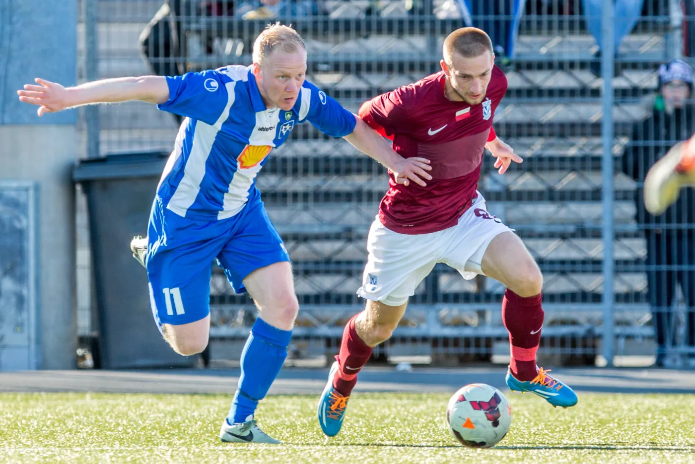 Zawodnik Lecha Poznań Szymon Pawłowski (P) walczy o piłkę z Bjarki Pallem Eysteinssonem (L) z islandzkiego Stjarnan FC podczas meczu 3. rundy eliminacyjnej Ligi Europejskiej w Gardabaer