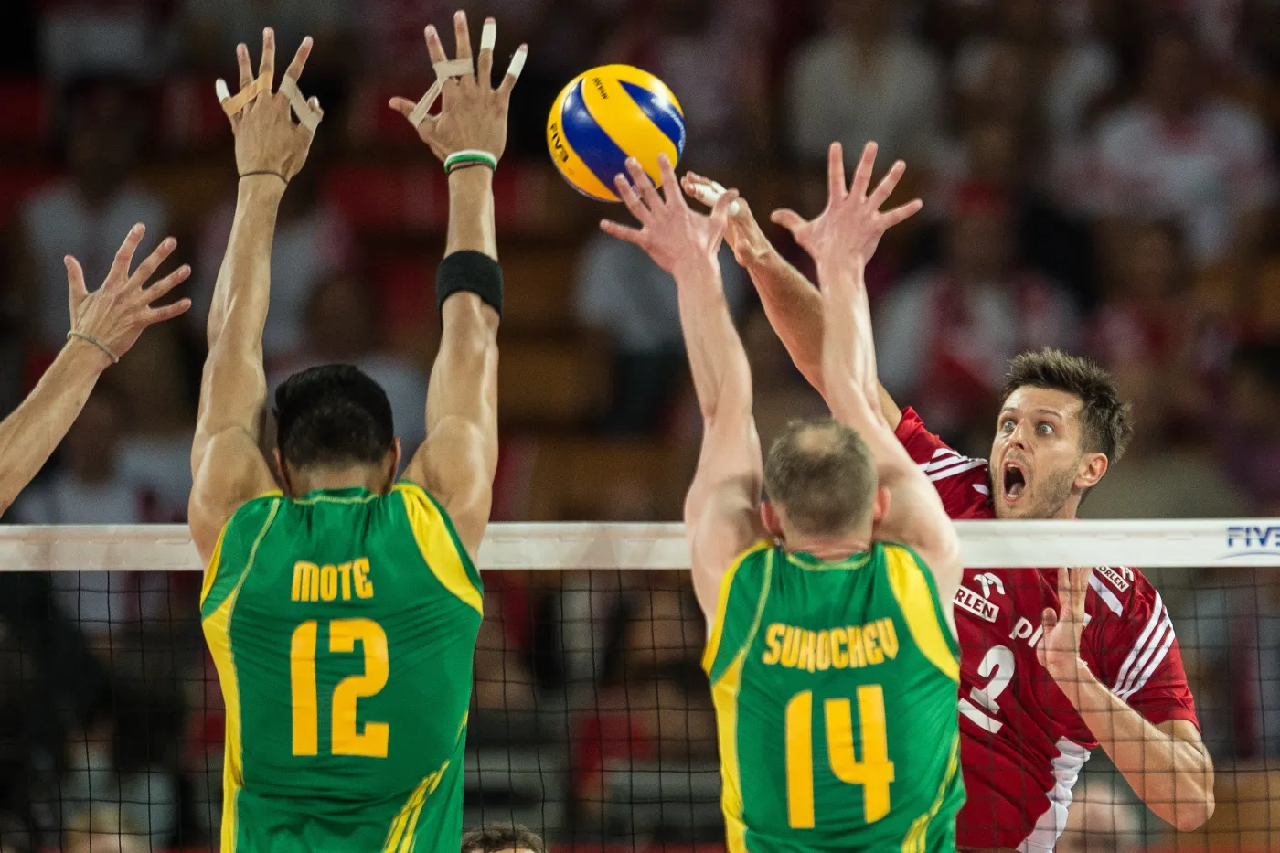 Michał Winiarski (P) oraz Australijczycy Nehemiah Mote (L) i Grigory Sukochev (C) podczas meczu grupy A mistrzostw świata siatkarzy we Wrocławiu