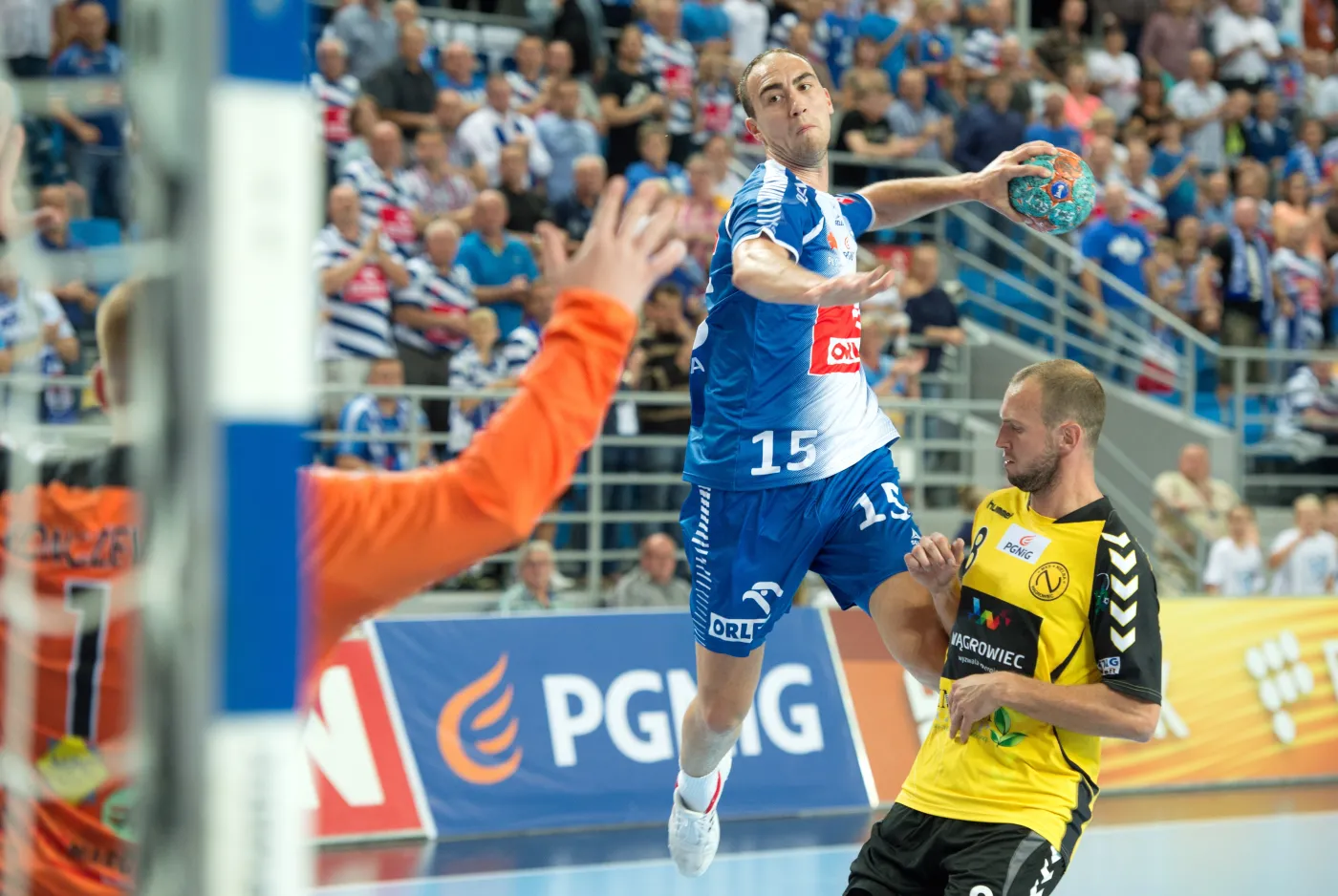 Zawodnik Orlenu Wisły Płock Valentin Ghionea (C) rzuca na bramkę Adriana Konczewskiego (L) z Nielby Wągrowiec podczas meczu Ekstraklasy piłkarzy ręcznych