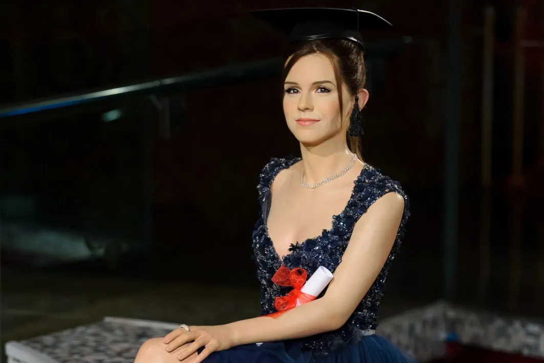 6353394-figura-woskowa-emmy-watson-z-biretem.jpg