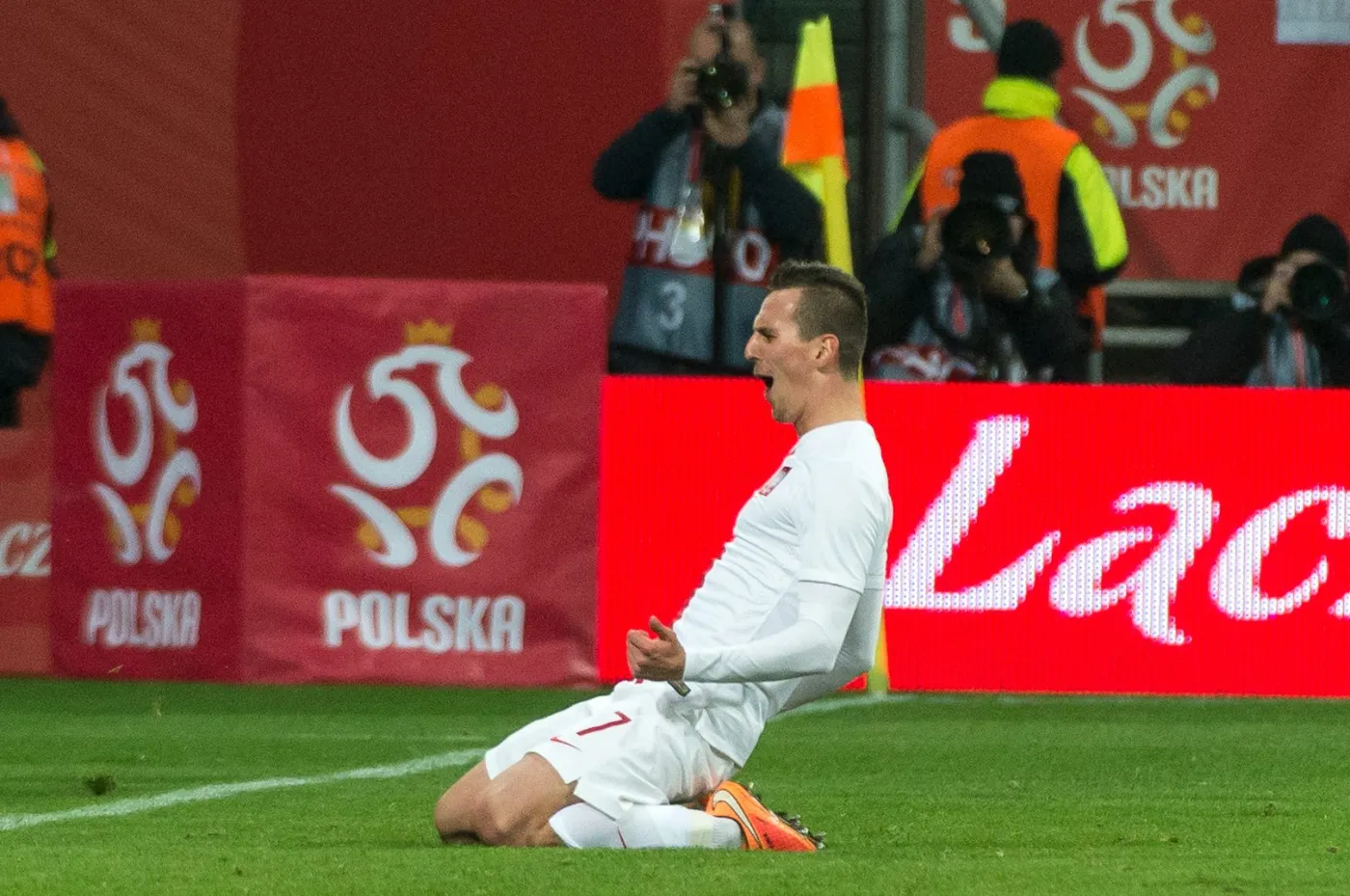 Gracz reprezentacji Polski Arkadiusz Milik fetuje strzelenie gola Szwajcarii i jest 2:1 w towarzyskim piłkarskim meczu we Wrocławiu