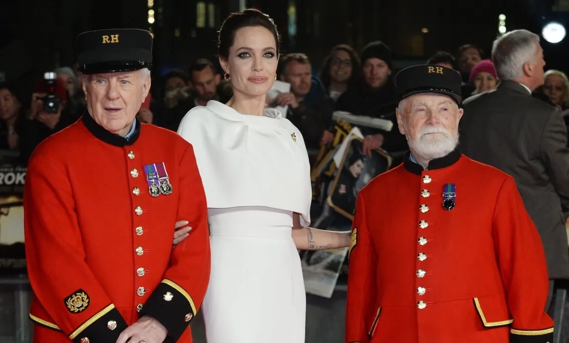 Angelina Jolie z wojennymi weteranami: Cecilem Bakerem i Jamesem Waltere Fellowsem