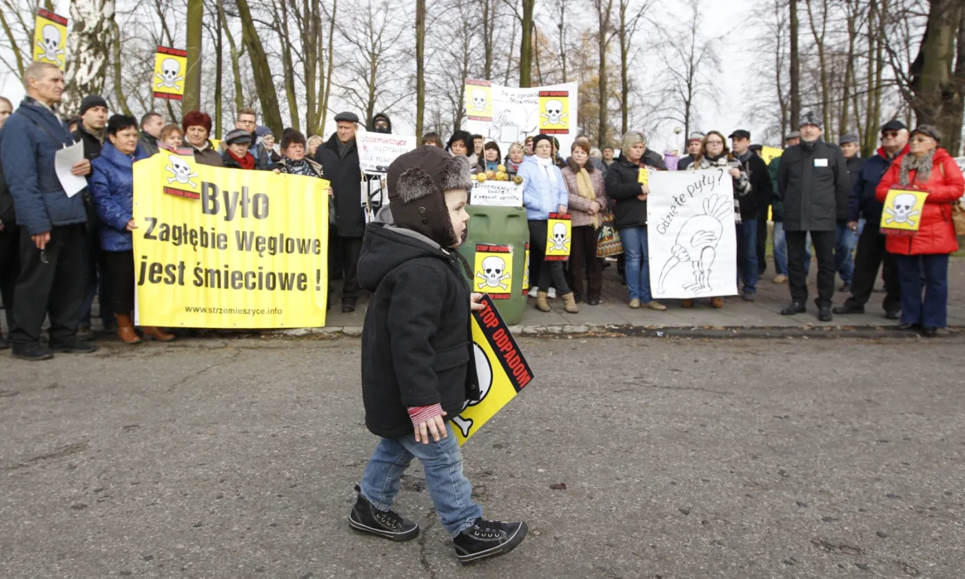 7117686-protest-przeciwko-utylizacji-odpadow.jpg
