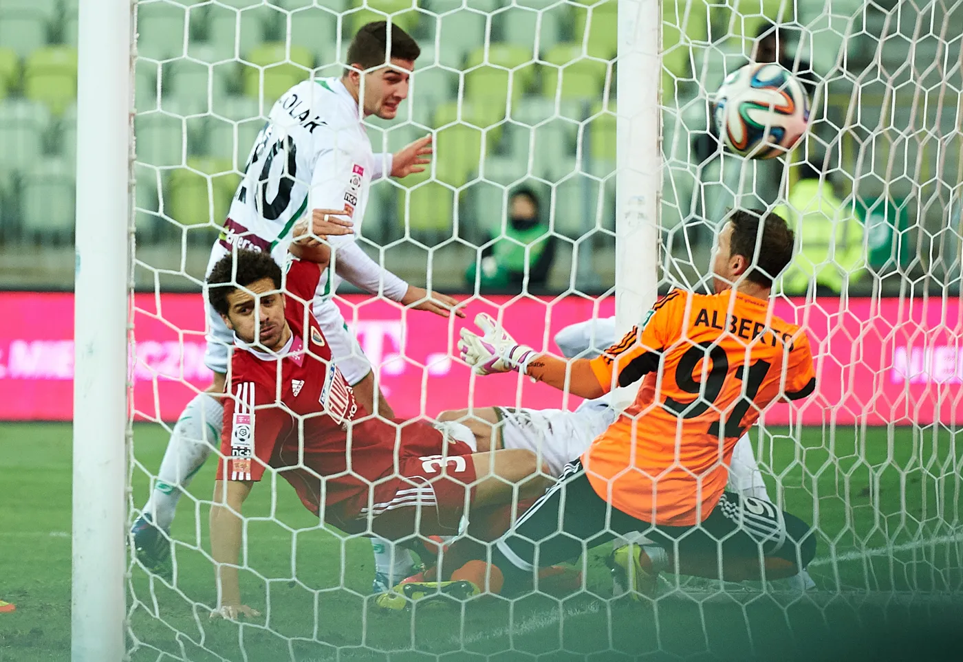 Piłkarz Lechii Gdańsk Piotr Wiśniewski (za tylnym słupkiem) w asyście Antonio Colaka (L) strzela drugą bramkę bramkarzowi Alberto Cifuentesowi (P) z Piasta Gliwice