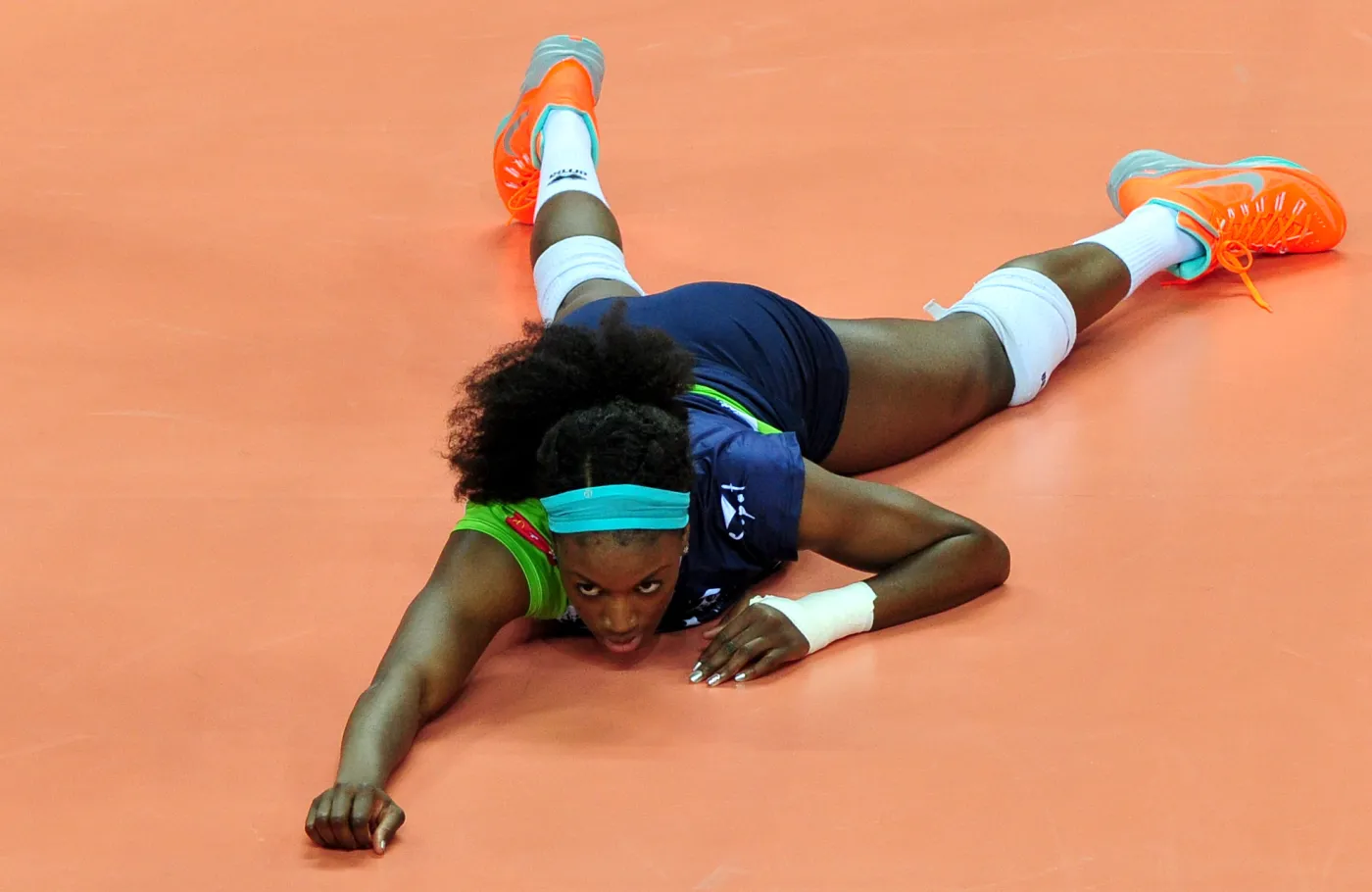 Siatkarka Atomu Trefl Sopot Brittnee Cooper leży na boisku podczas meczu Ekstraklasy z Chemikiem Police w Szczecinie