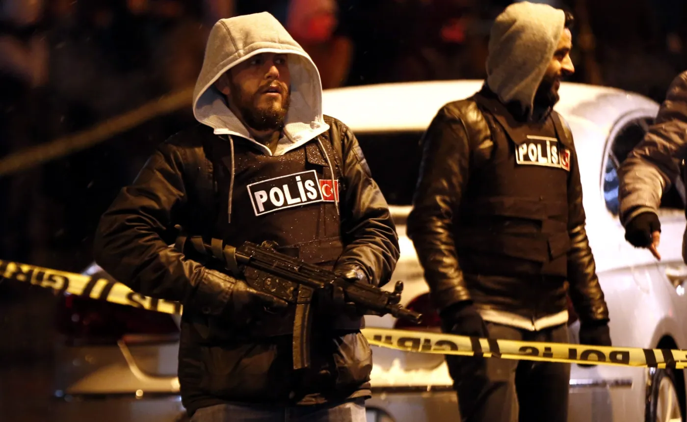 Tureccy policjanci przed posterunkiem w Stambule