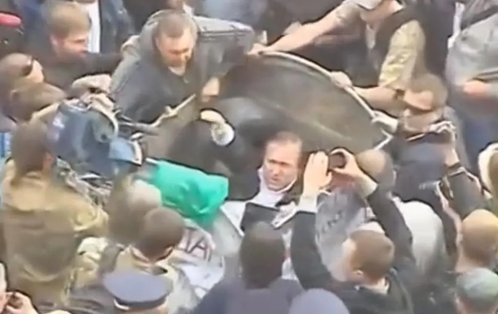 Witalij Żurawski wrzucony do śmietnika przez tłum