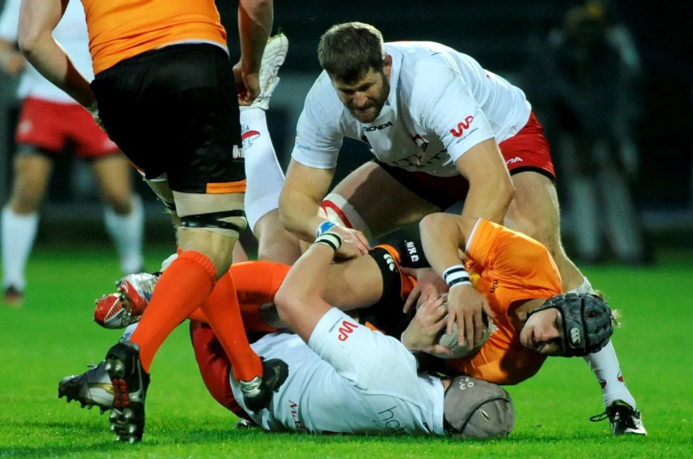 Fragment meczu Pucharu Europy Narodów w rugby pomiędzy Polską (białe koszulki) i Holandią (pomarańczowe) w Warszawie