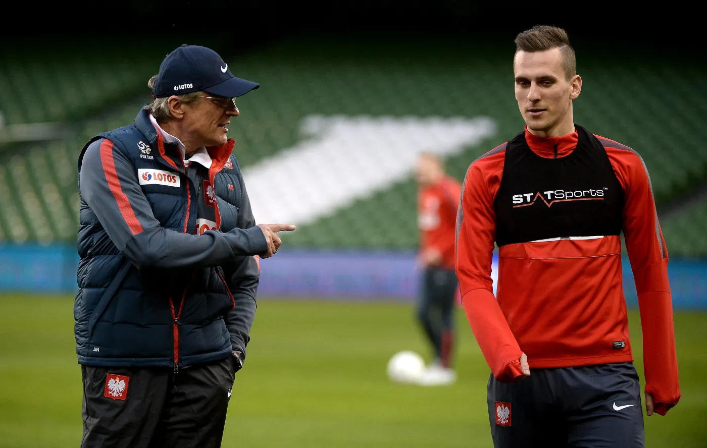 Piłkarz reprezentacji Polski Arkadiusz Milik (P) i selekcjoner kadry Adam Nawałka (L) podczas treningu drużyny w Dublinie